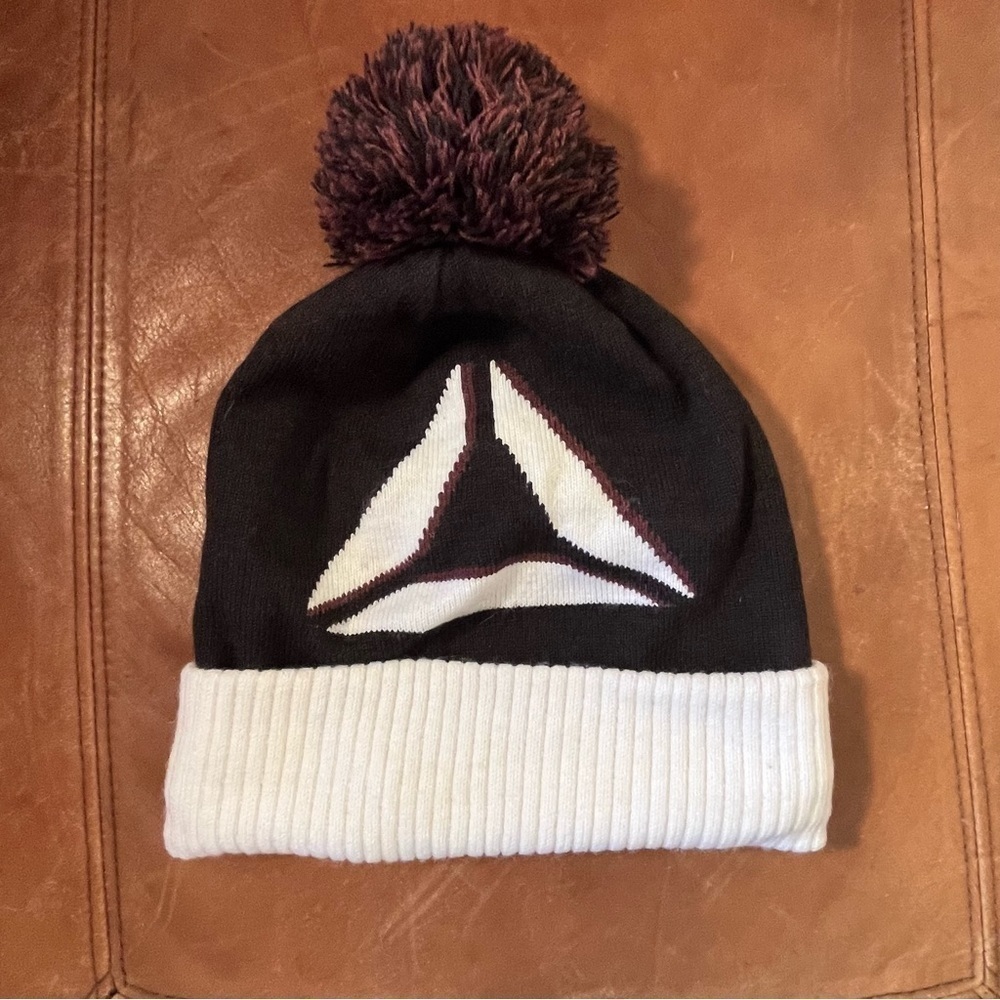 Reebok winter ski hat toque with pom pom. Unisex.